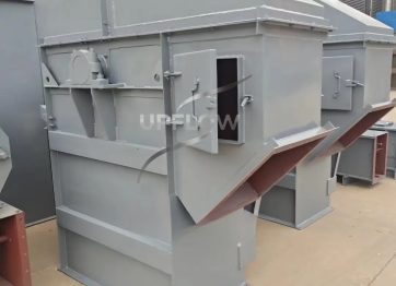 Vertical belt bucket conveyor with anti-slip belt design