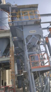 Big bag discharge system with vibrating hopper