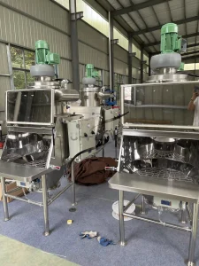 Manual feeding station equipped with industrial dust collection system