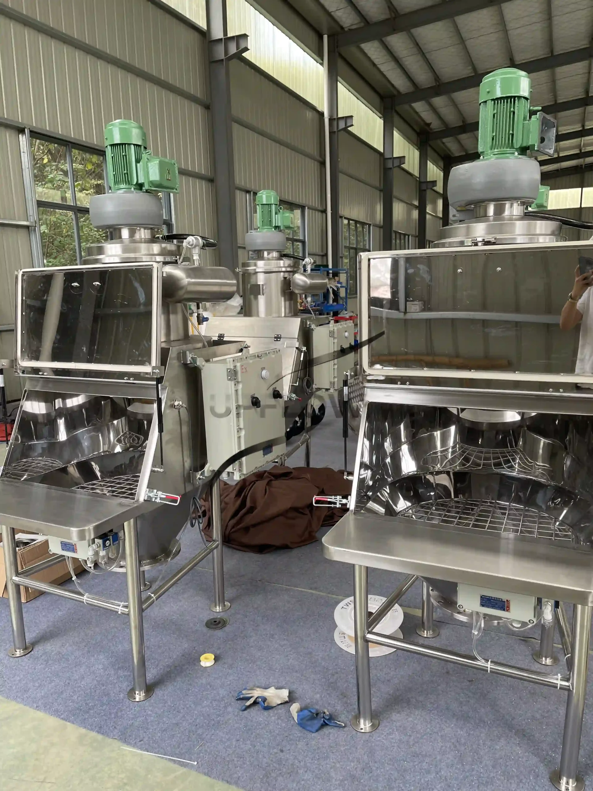 Manual feeding station equipped with industrial dust collection system
