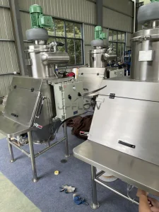 Dust-free manual feeding system for powder processing line
