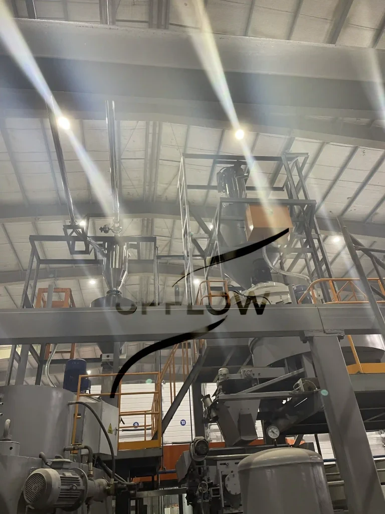 Pneumatic conveying system with batching solution for powders and granules