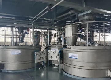 Electrode powder pneumatic conveying system for lithium battery materials with enclosed pipeline