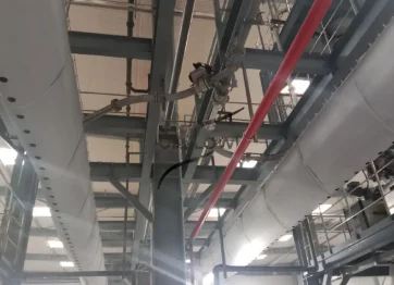Iron powder pneumatic conveying system for reduced iron powder with enclosed pipeline