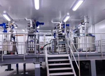 Polysilicon powder pneumatic conveying system with enclosed pipeline for silicon powder transfer