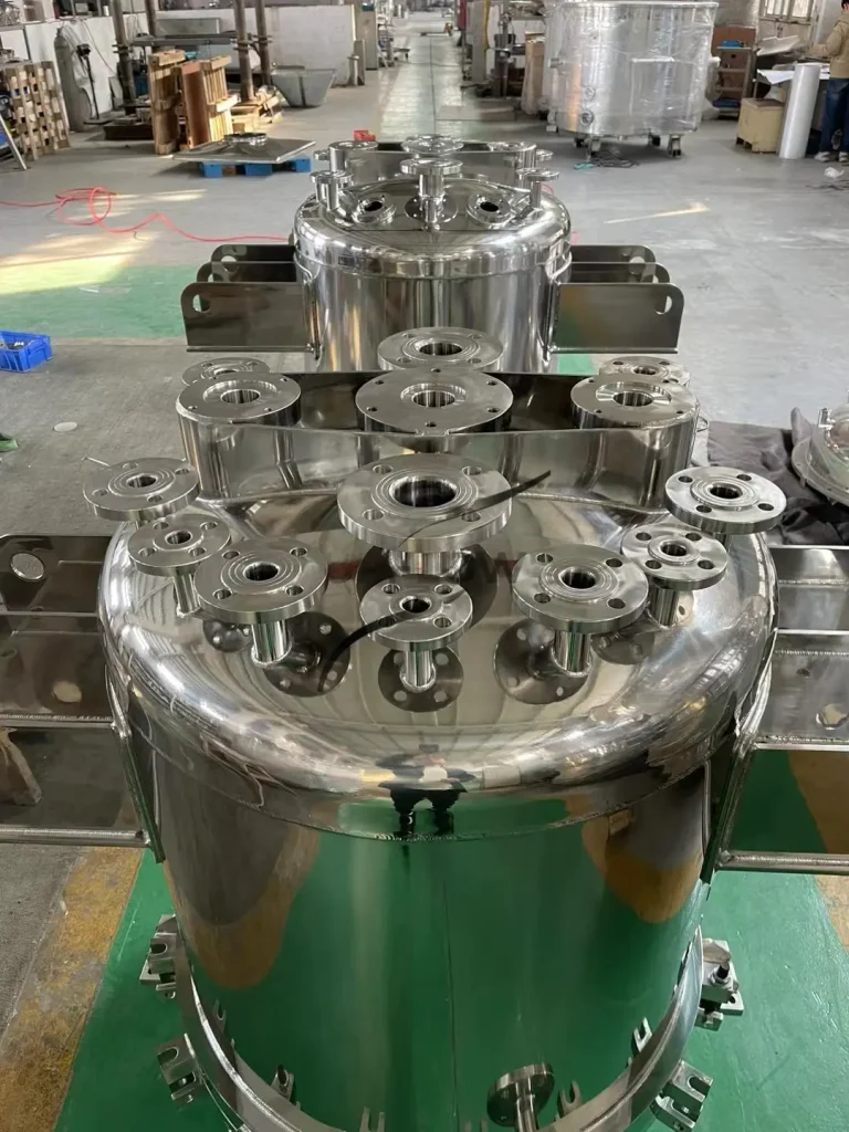 Industrial storage tank for liquid materials